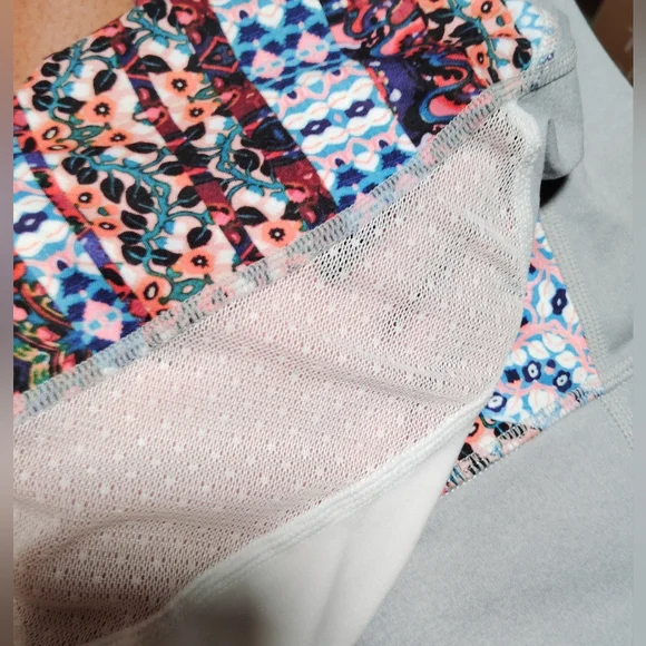 Athleta nomad salutation mesh Capri leggings - Picture 3 of 7